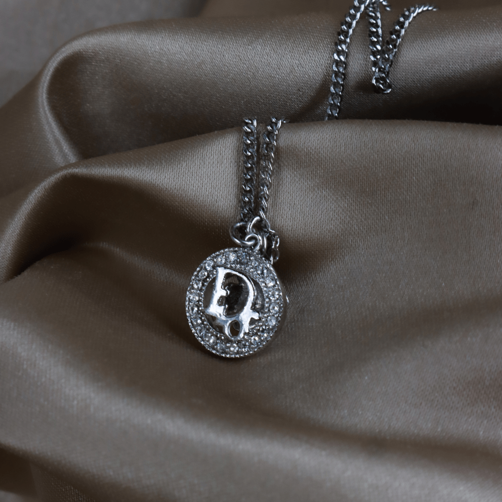 CHRISTIAN DIOR 銀色圓牌閃石Logo頸鏈｜四葉草幸運系列 - Vintasy項鏈