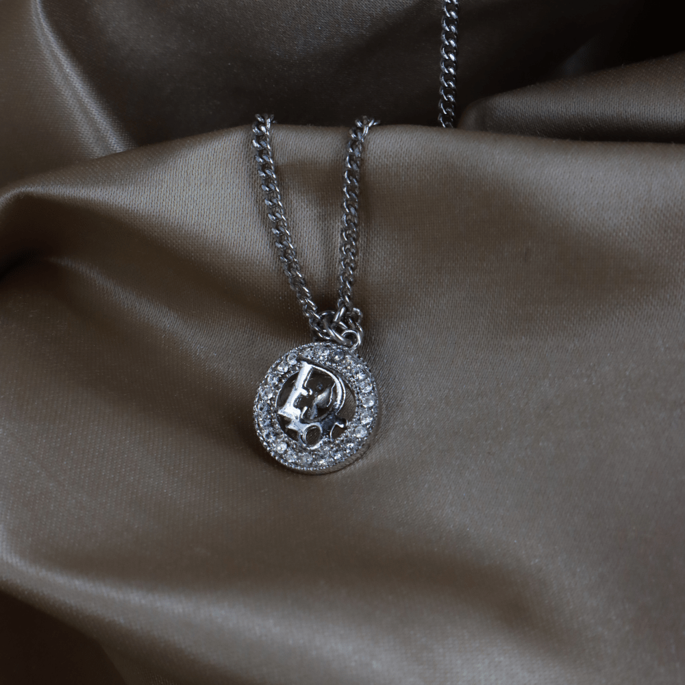 CHRISTIAN DIOR 銀色圓牌閃石Logo頸鏈｜四葉草幸運系列 - Vintasy項鏈