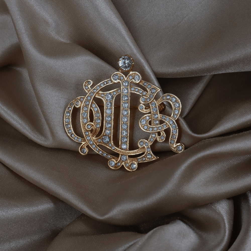CHRISTIAN DIOR 金色水鑽Monogram胸針（Crystal Logo Brooch款） - Vintasy扣針