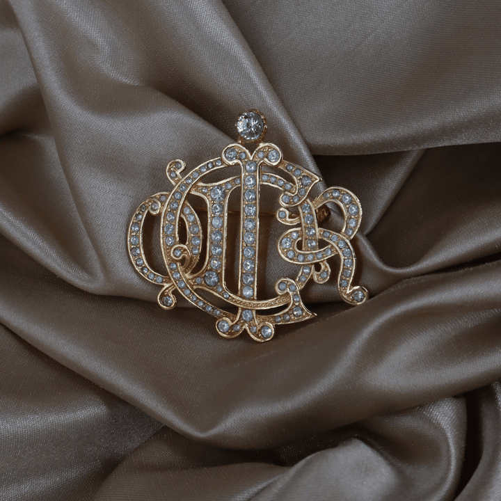 CHRISTIAN DIOR 金色水鑽Monogram胸針（Crystal Logo Brooch款） - Vintasy扣針