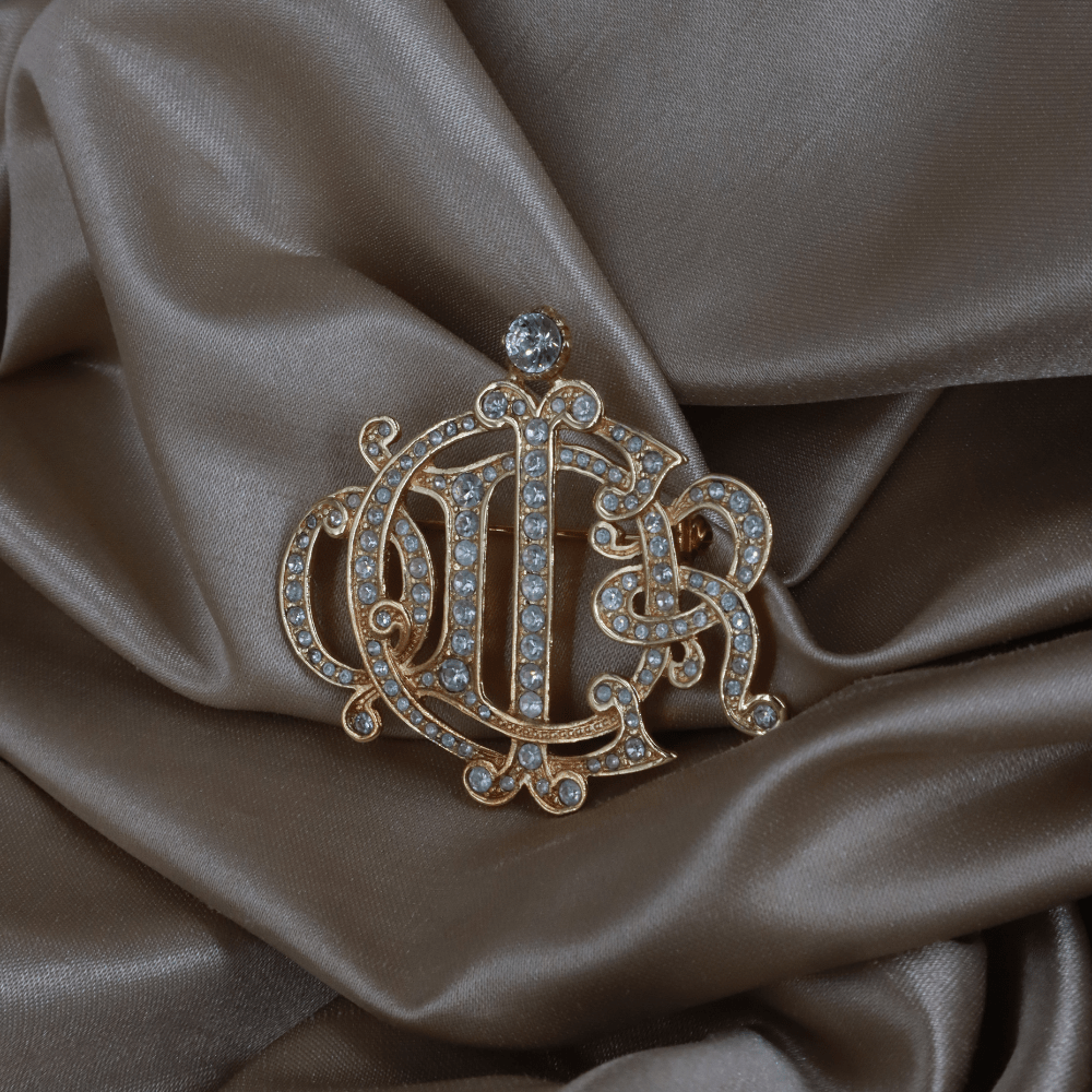 CHRISTIAN DIOR 金色水鑽Monogram胸針（Crystal Logo Brooch款） - Vintasy扣針