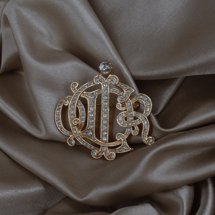 CHRISTIAN DIOR 金色水鑽Monogram胸針（Crystal Logo Brooch款） - Vintasy扣針
