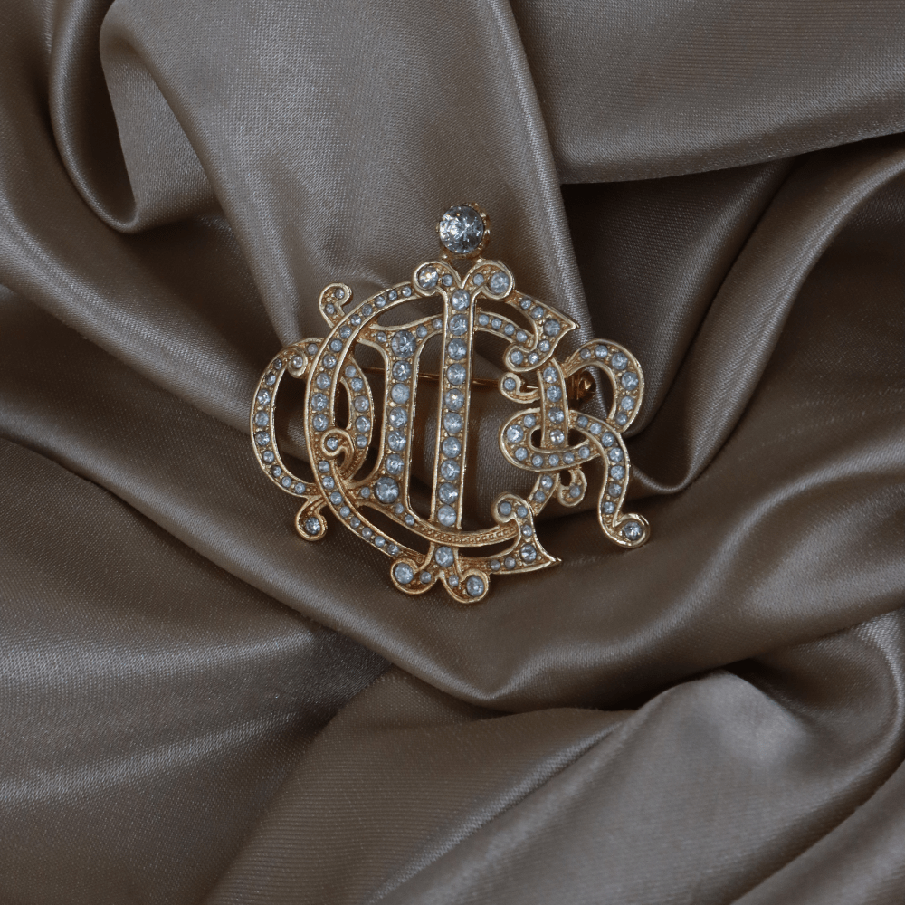 CHRISTIAN DIOR 金色水鑽Monogram胸針（Crystal Logo Brooch款） - Vintasy扣針