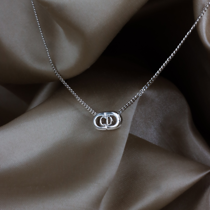 CHRISTIAN DIOR CD 橢圓框項鏈 銀色實物斜角展示