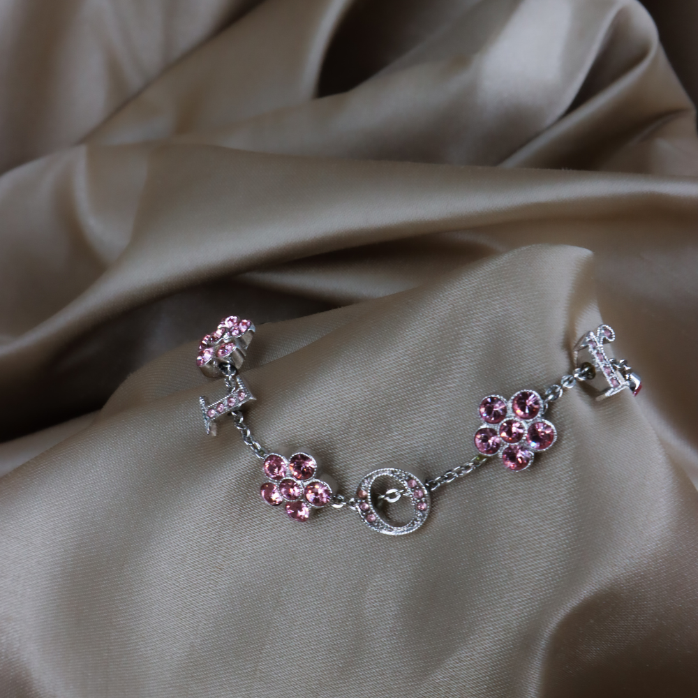 CHRISTIAN DIOR 粉紅花卉閃石 DIOR 字母手鏈 銀色、粉紅色實物整體展示