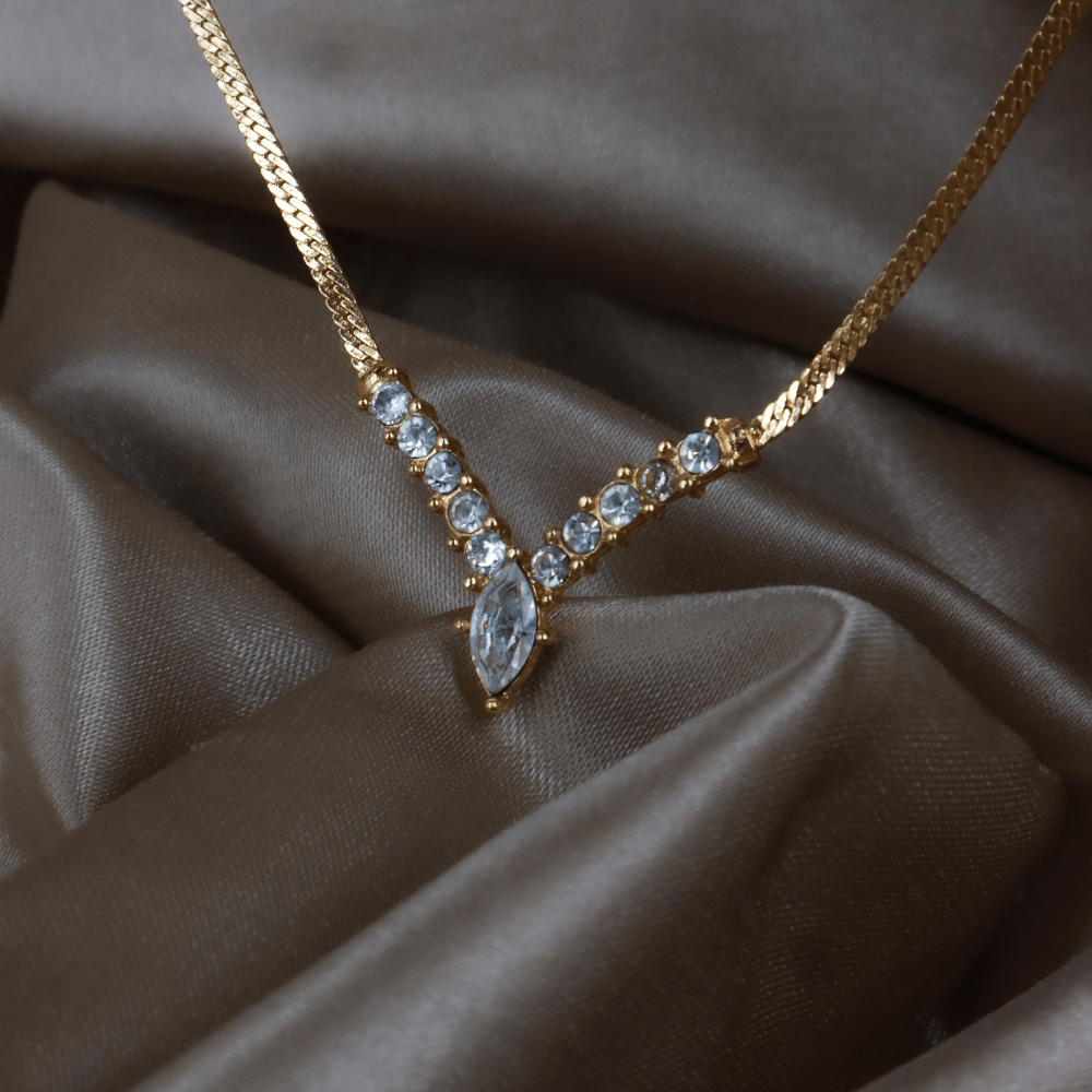 CHRISTIAN DIOR 金色水鑽V形吊墜項鏈（Crystal V Pendant款）｜1990年代經典 ｜未使用品 - Vintasy項鏈