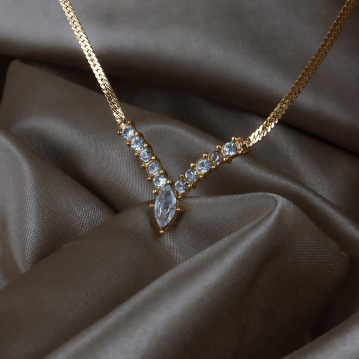 CHRISTIAN DIOR 金色水鑽V形吊墜項鏈（Crystal V Pendant款）｜1990年代經典 ｜未使用品 - Vintasy項鏈