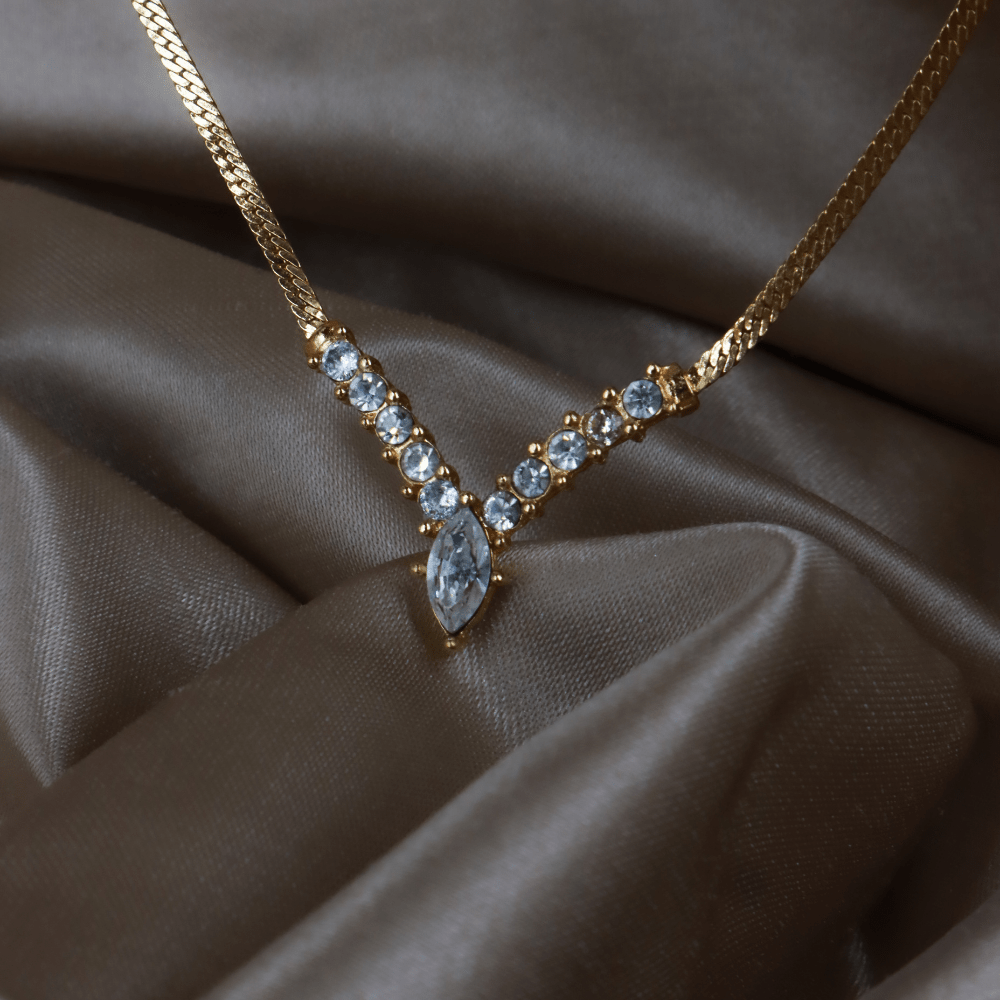 CHRISTIAN DIOR 金色水鑽V形吊墜項鏈（Crystal V Pendant款）｜1990年代經典 ｜未使用品 - Vintasy項鏈