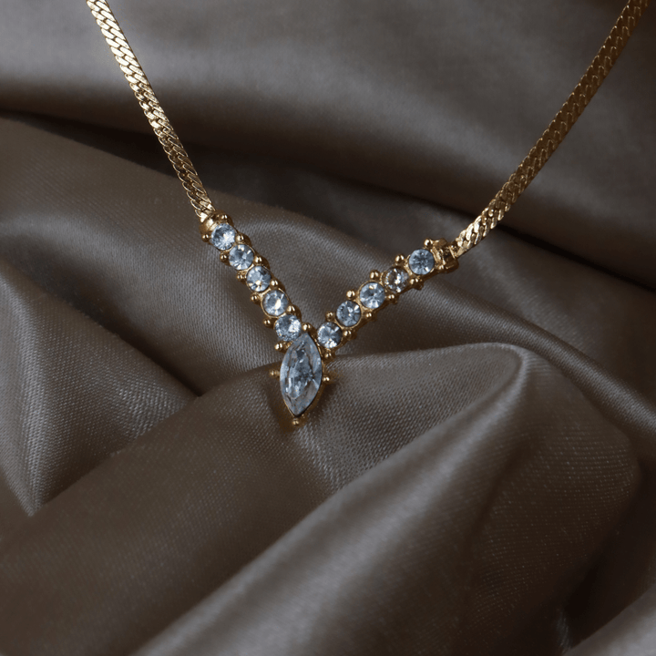 CHRISTIAN DIOR 金色水鑽V形吊墜項鏈（Crystal V Pendant款）｜1990年代經典 ｜未使用品 - Vintasy項鏈