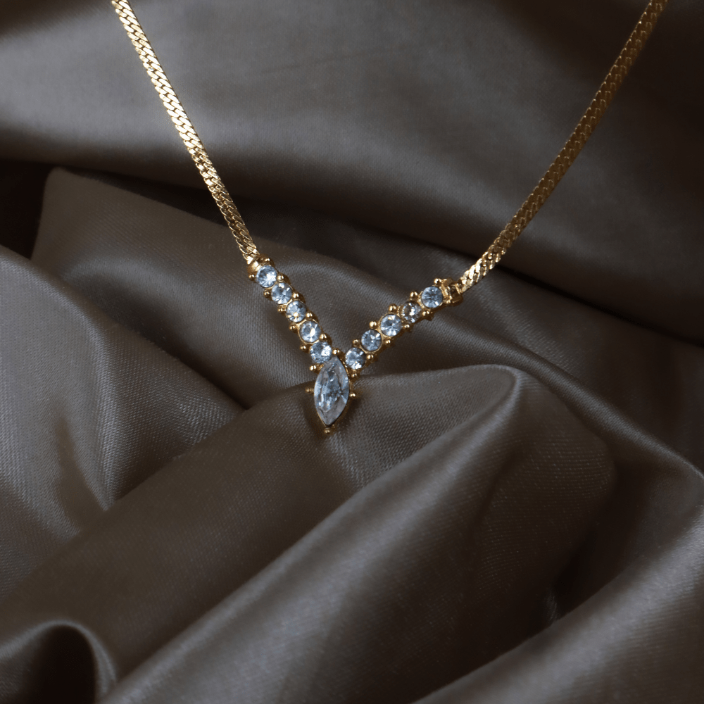 CHRISTIAN DIOR 金色水鑽V形吊墜項鏈（Crystal V Pendant款）｜1990年代經典 ｜未使用品 - Vintasy項鏈