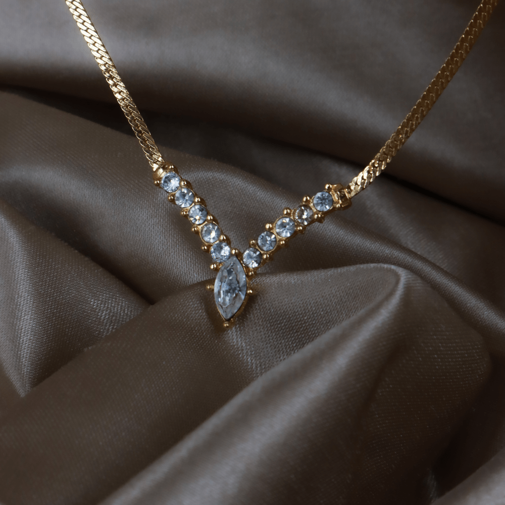 CHRISTIAN DIOR 金色水鑽V形吊墜項鏈（Crystal V Pendant款）｜1990年代經典 ｜未使用品 - Vintasy項鏈