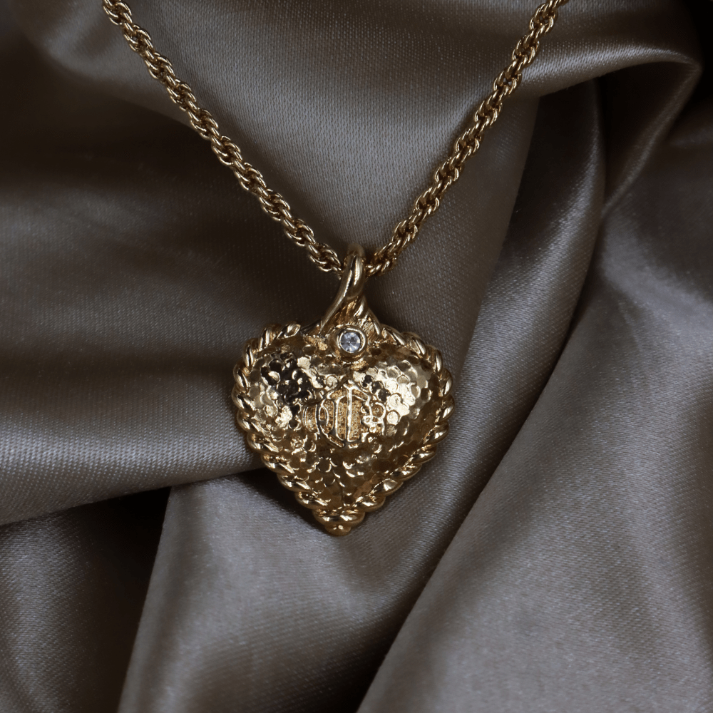 CHRISTIAN DIOR 絕版馬車復古金色錘紋愛心吊墜頸鏈 - Vintasy