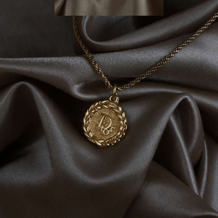 CHRISTIAN DIOR 復古金色月桂獎章項鏈 - Vintasy