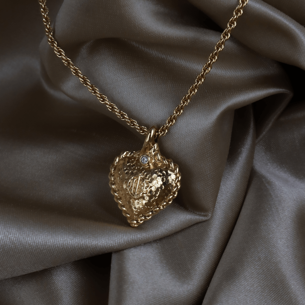 CHRISTIAN DIOR 絕版馬車復古金色錘紋愛心吊墜頸鏈 - Vintasy