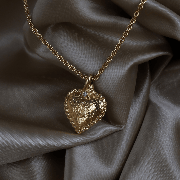 CHRISTIAN DIOR 絕版馬車復古金色錘紋愛心吊墜頸鏈 - Vintasy