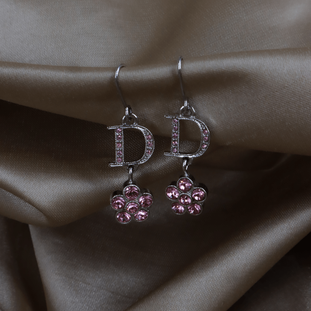 CHRISTIAN DIOR 粉色滿鑲水晶字母花朵耳環 - Vintasy