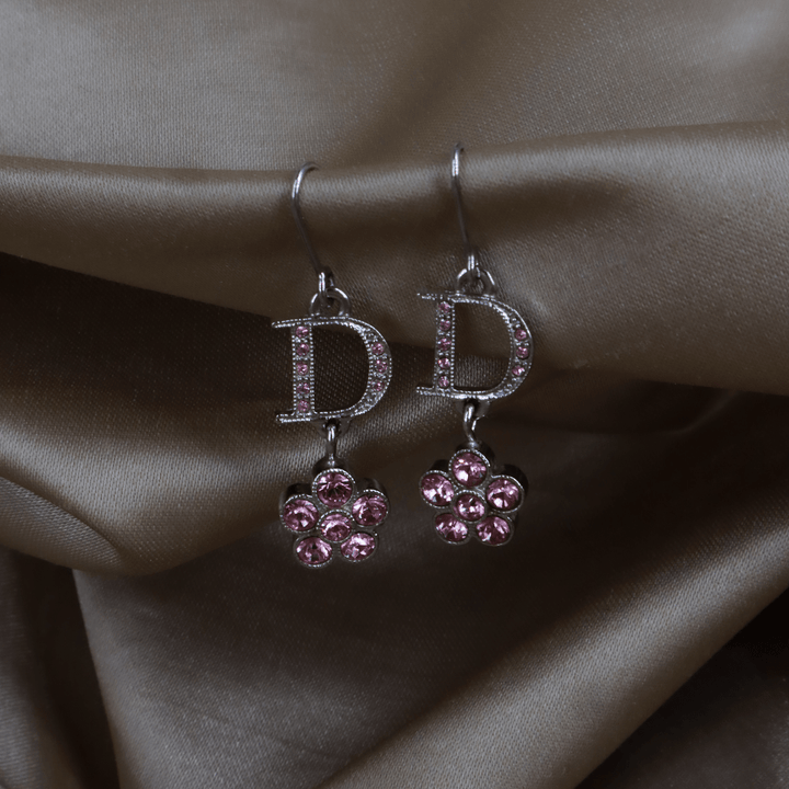 CHRISTIAN DIOR 粉色滿鑲水晶字母花朵耳環 - Vintasy