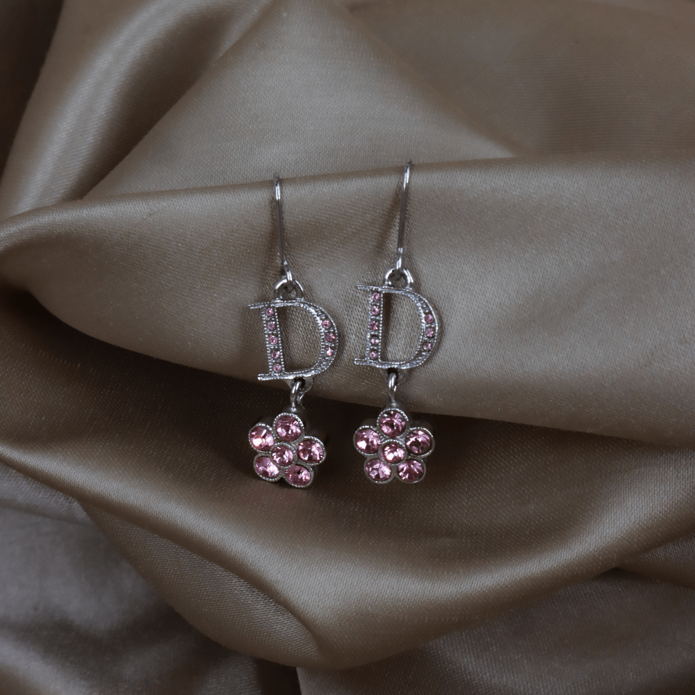 CHRISTIAN DIOR 粉色滿鑲水晶字母花朵耳環 - Vintasy