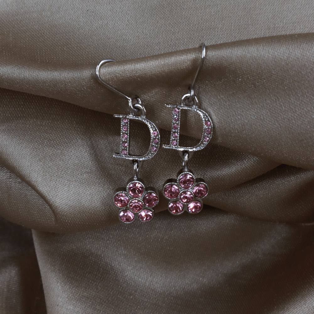 CHRISTIAN DIOR 粉色滿鑲水晶字母花朵耳環 - Vintasy