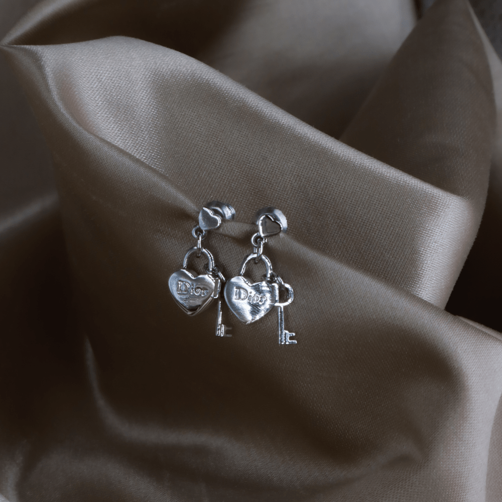 CHRISTIAN DIOR 銀色愛心鎖鑰匙耳環 - Vintasy