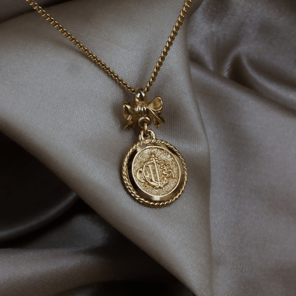 CHRISTIAN DIOR 絕版馬車硬幣蝴蝶結項鏈 - Vintasy