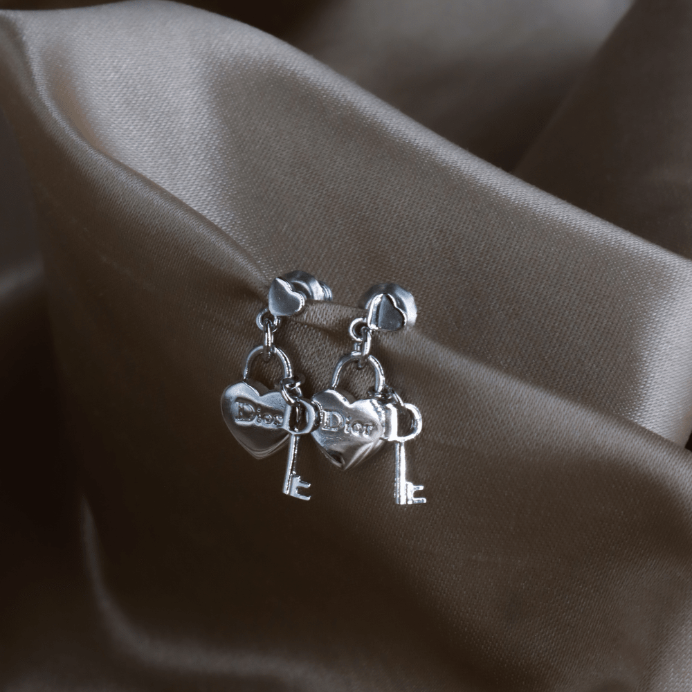 CHRISTIAN DIOR 銀色愛心鎖鑰匙耳環 - Vintasy