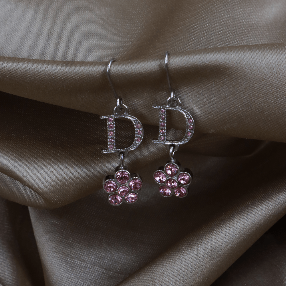 CHRISTIAN DIOR 粉色滿鑲水晶字母花朵耳環 - Vintasy
