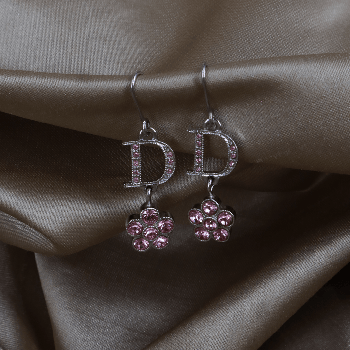 CHRISTIAN DIOR 粉色滿鑲水晶字母花朵耳環 - Vintasy