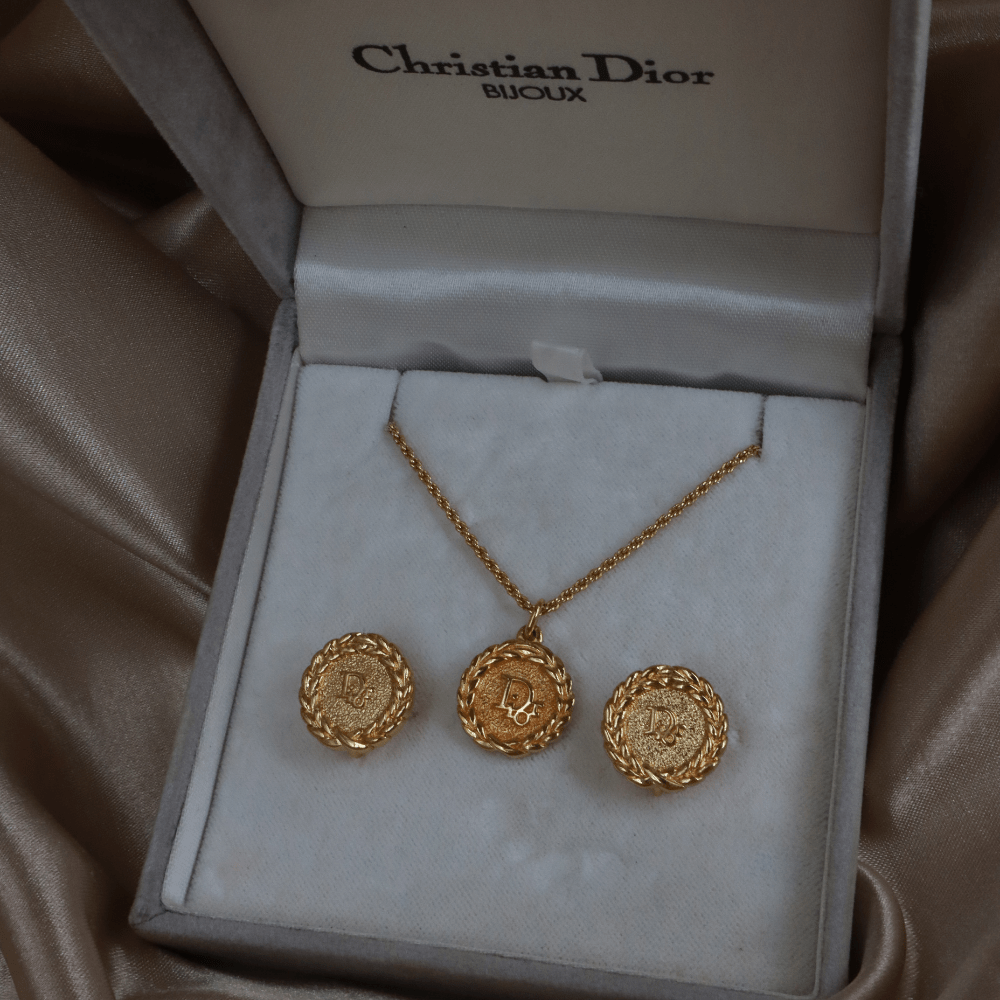 CHRISTIAN DIOR 印章吊墜項鏈連耳夾 未使用品 連原盒 - Vintasy