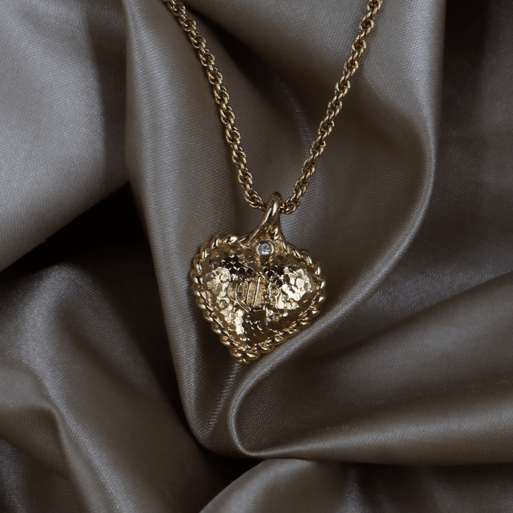 CHRISTIAN DIOR 絕版馬車復古金色錘紋愛心吊墜頸鏈 - Vintasy