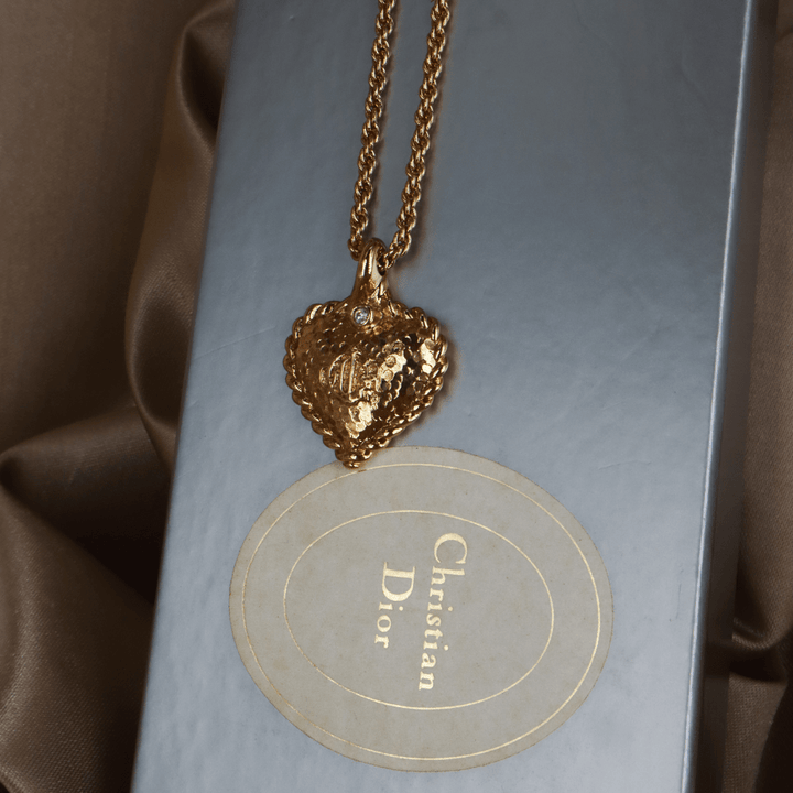 CHRISTIAN DIOR 絕版馬車復古金色錘紋愛心吊墜頸鏈 - Vintasy