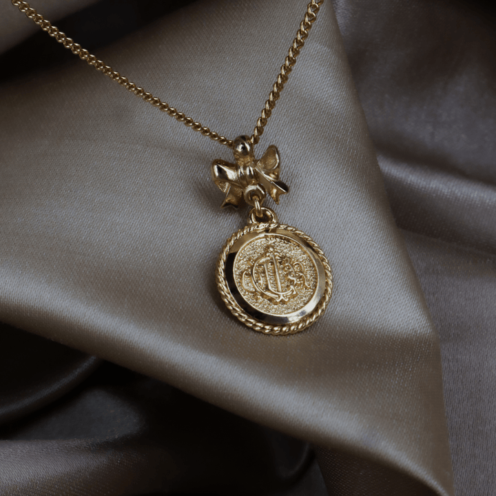CHRISTIAN DIOR 絕版馬車硬幣蝴蝶結項鏈 - Vintasy