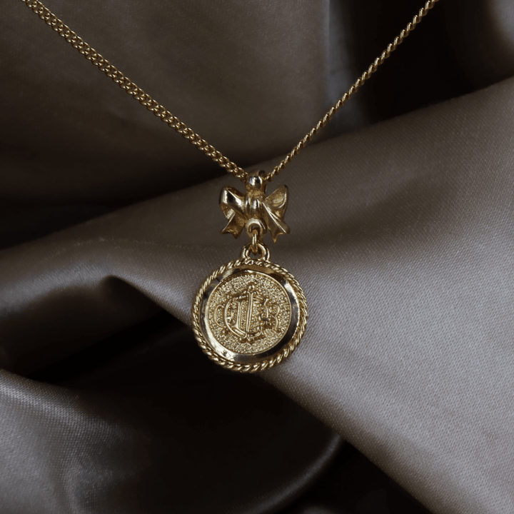 CHRISTIAN DIOR 絕版馬車硬幣蝴蝶結項鏈 - Vintasy