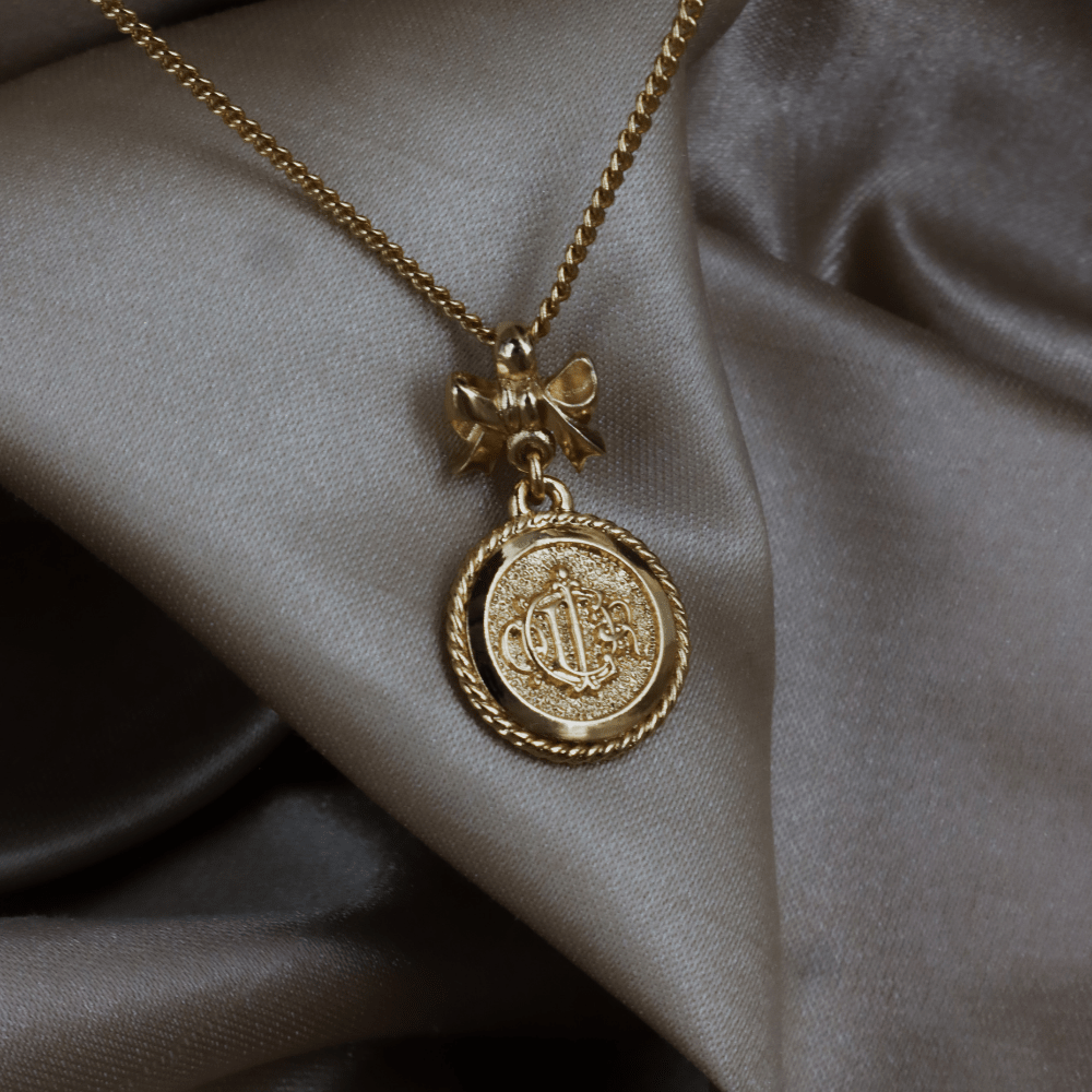CHRISTIAN DIOR 絕版馬車硬幣蝴蝶結項鏈 - Vintasy