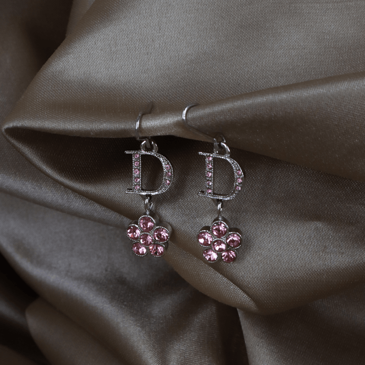 CHRISTIAN DIOR 粉色滿鑲水晶字母花朵耳環 - Vintasy