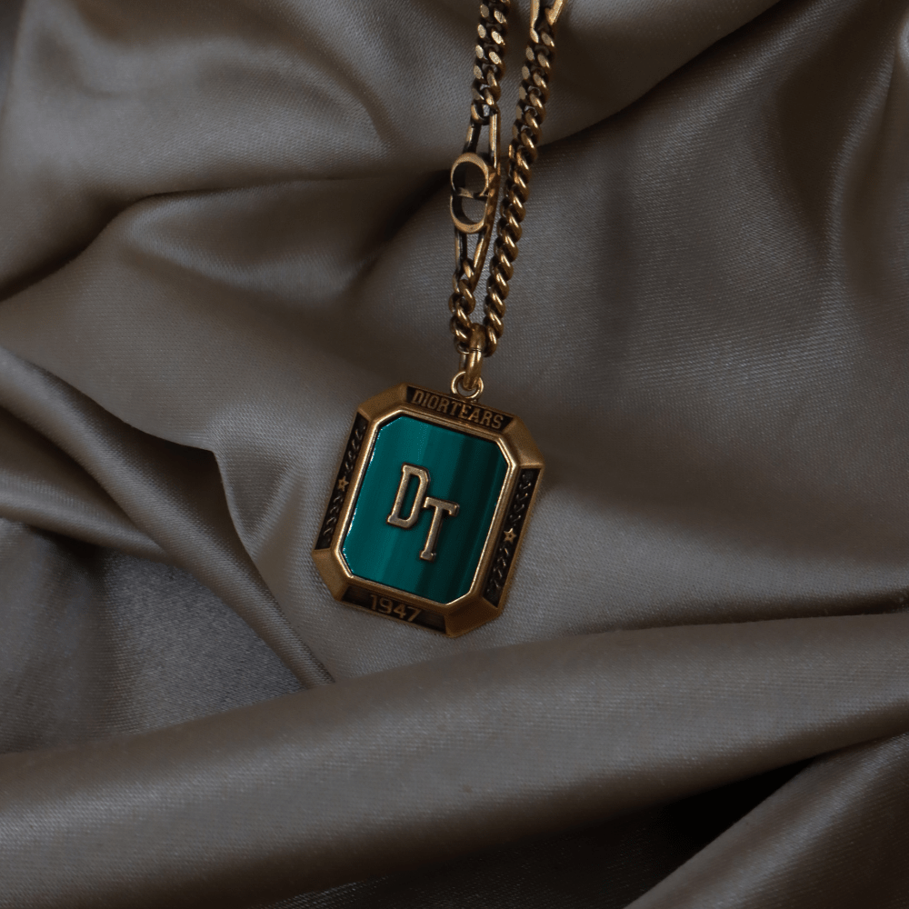 CHRISTIAN DIOR「DT 1947」徽章吊墜項鏈（金色） ｜｜VINTASY 中古美品 ｜ 香港最大型中古首飾收藏店｜ dior ｜ 項鏈