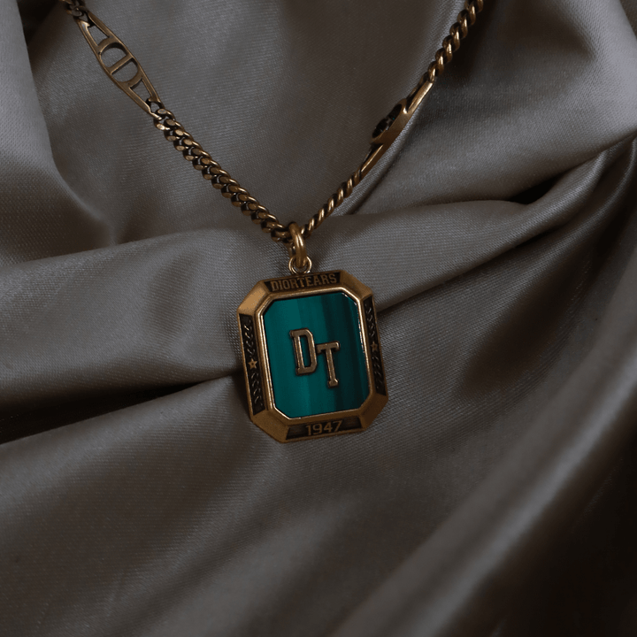 CHRISTIAN DIOR「DT 1947」徽章吊墜項鏈（金色） ｜｜VINTASY 中古美品 ｜ 香港最大型中古首飾收藏店｜ dior ｜ 項鏈