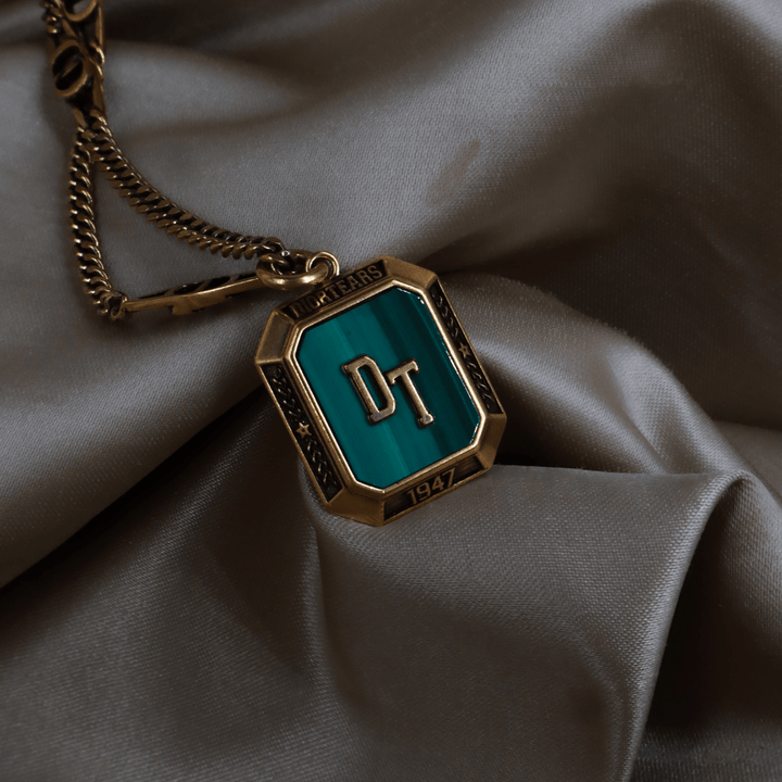 CHRISTIAN DIOR「DT 1947」徽章吊墜項鏈（金色） ｜｜VINTASY 中古美品 ｜ 香港最大型中古首飾收藏店｜ dior ｜ 項鏈