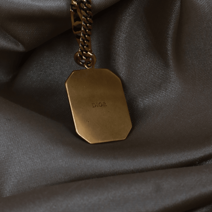 CHRISTIAN DIOR「DT 1947」徽章吊墜項鏈（金色） ｜｜VINTASY 中古美品 ｜ 香港最大型中古首飾收藏店｜ dior ｜ 項鏈