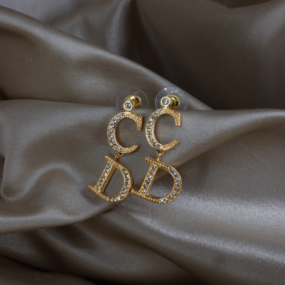 DIOR 金色 CD 字母閃石垂墜耳環實物照 2，展示上下串連字母與圓形石飾耳釘