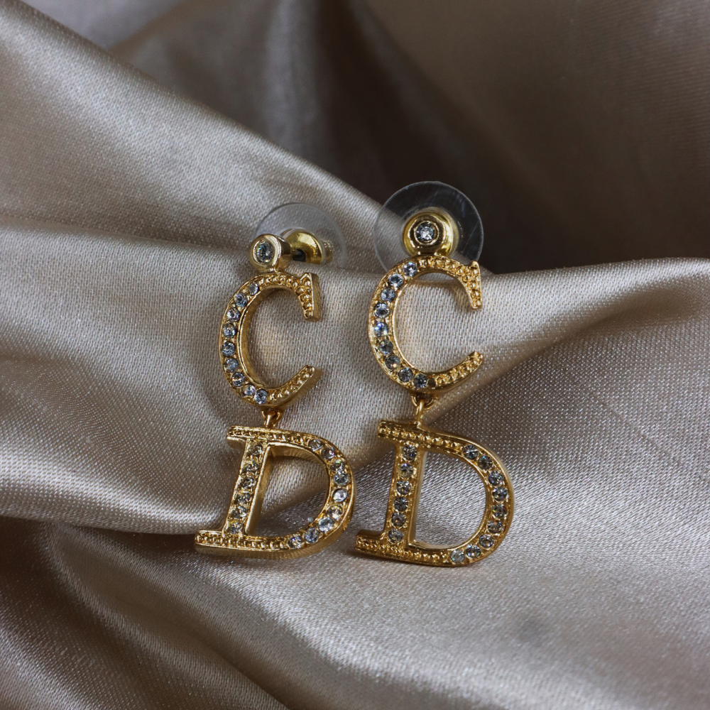 DIOR 金色 CD 字母閃石垂墜耳環實物照 6，展示鏤空字母及透明石飾細節