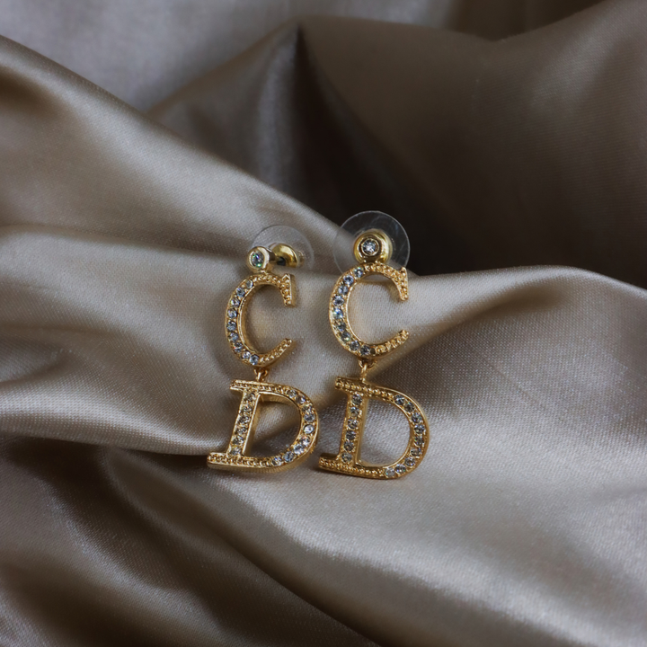 DIOR 金色 CD 字母閃石垂墜耳環實物照 7，展示垂墜比例與金色輪廓