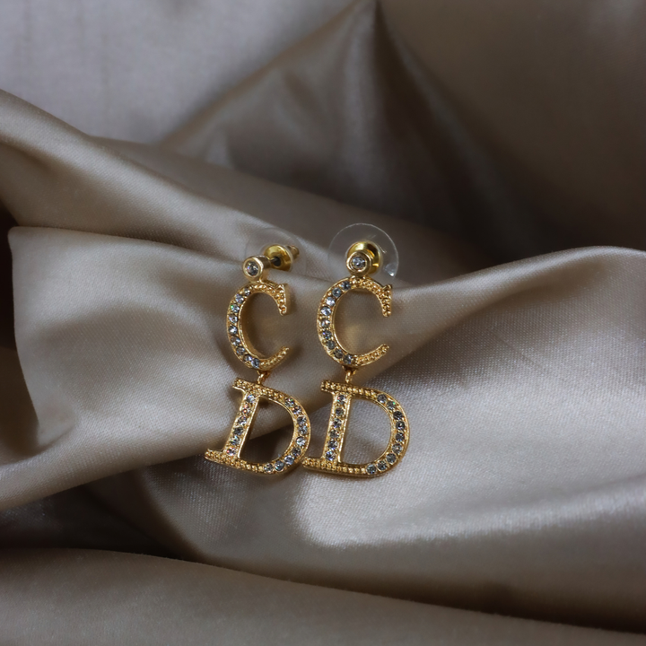DIOR 金色 CD 字母閃石垂墜耳環實物照 8，展示垂墜比例與金色輪廓