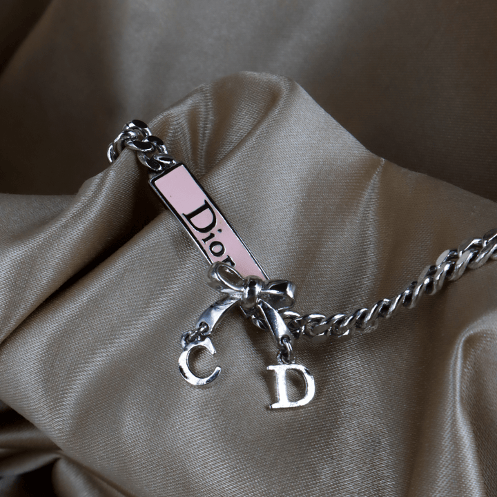 DIOR CD 字母蝴蝶結手鏈（粉色細節款）｜可愛極致！ - Vintasy