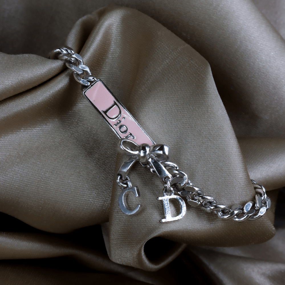 DIOR CD 字母蝴蝶結手鏈（粉色細節款）｜可愛極致！ - Vintasy