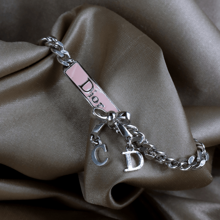 DIOR CD 字母蝴蝶結手鏈（粉色細節款）｜可愛極致！ - Vintasy
