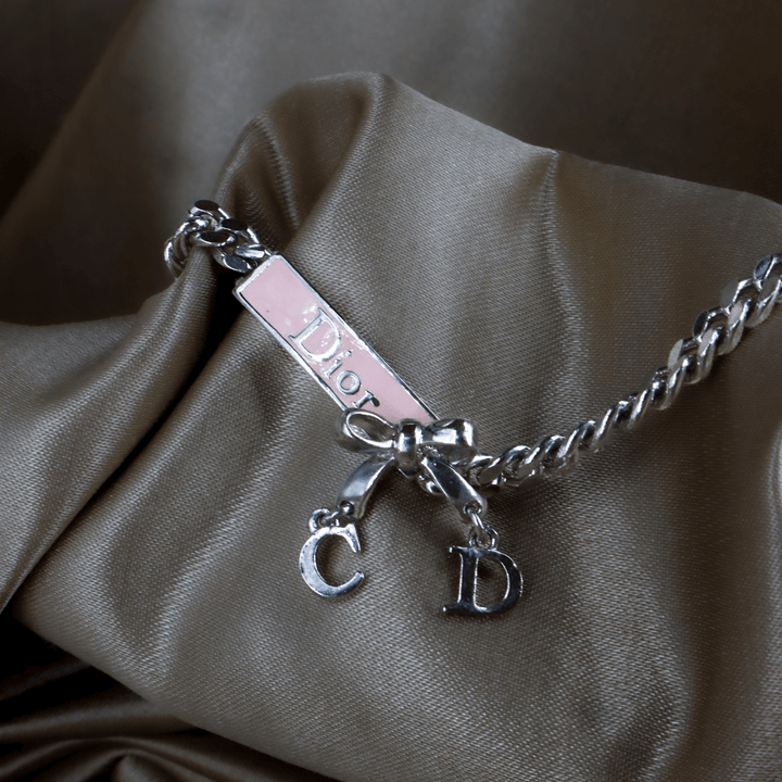 DIOR CD 字母蝴蝶結手鏈（粉色細節款）｜可愛極致！ - Vintasy