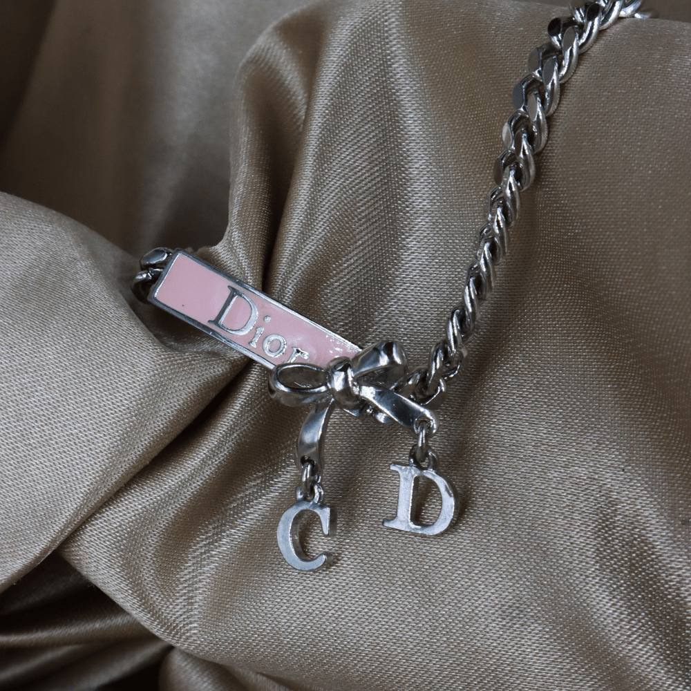 DIOR CD 字母蝴蝶結手鏈（粉色細節款）｜可愛極致！ - Vintasy