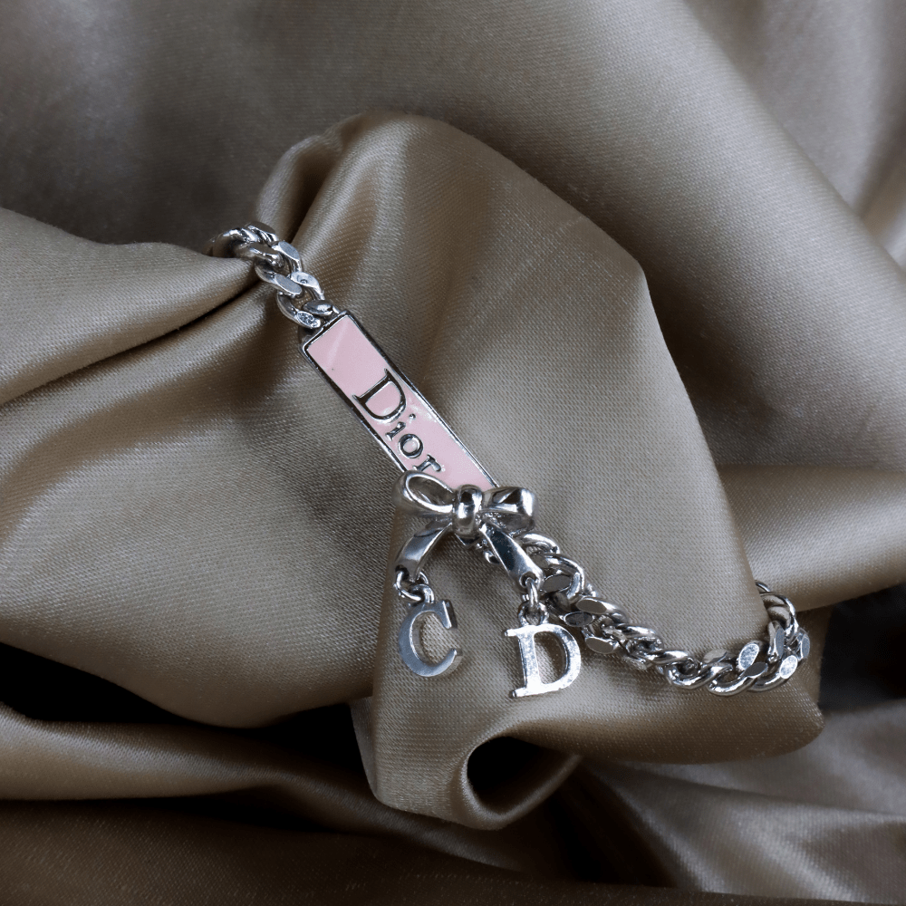 DIOR CD 字母蝴蝶結手鏈（粉色細節款）｜可愛極致！ - Vintasy
