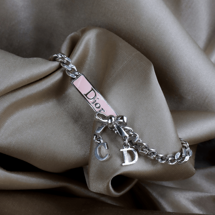 DIOR CD 字母蝴蝶結手鏈（粉色細節款）｜可愛極致！ - Vintasy